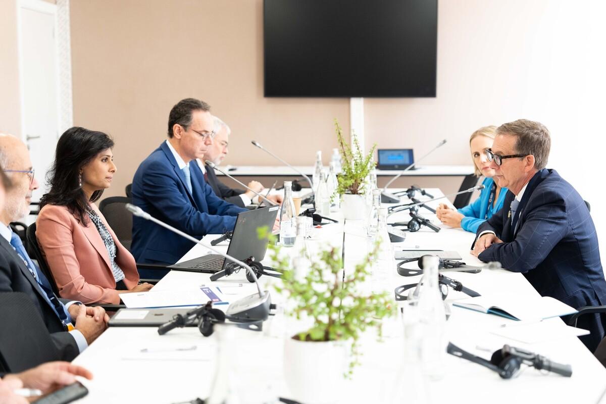 Governor Tiff Macklem (right) at the Annual Meetings of the Boards of Governors of the World Bank and the International Monetary Fund in Marrakech, Morocco in October.